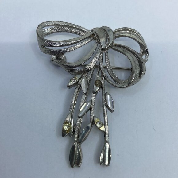 Vtg Avon de Belleville Boucher # 2593 brushed silver tone rhinestone bow brooch - Picture 1 of 2